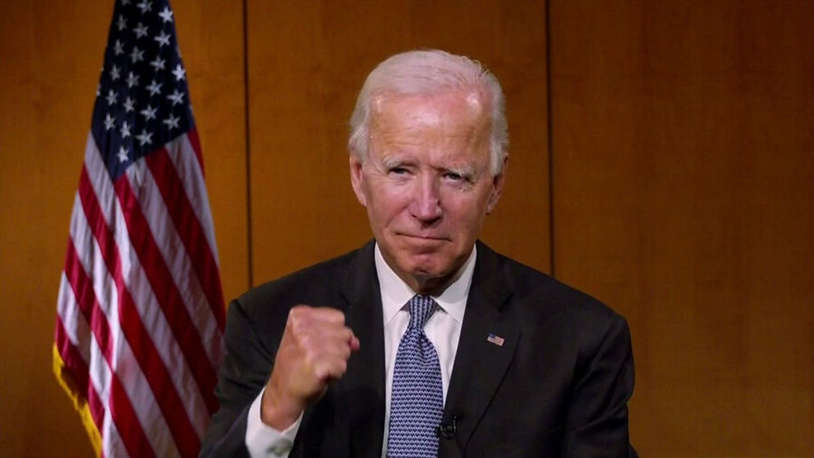 El candidato presidencial demócrata de los Estados Unidos y exvicepresidente, Joe Biden, aprieta el puño en reacción a un comentario sobre políticos que luchan por la justicia racial durante la Convención Nacional Demócrata virtual de 2020.