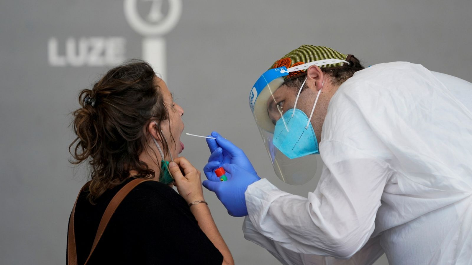 Un profesional sanitario realiza una prueba PCR en la localidad vasca de Azpeitia
