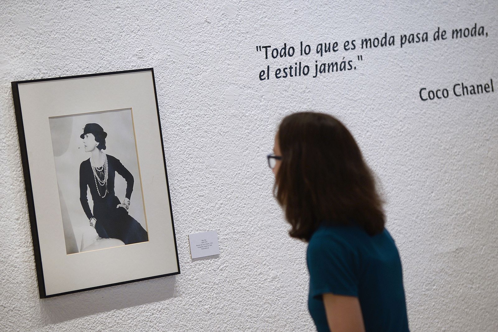 Una mujer observa en una exposición un retrato de Coco Chanel realizado por el fotógrafo Man Ray.