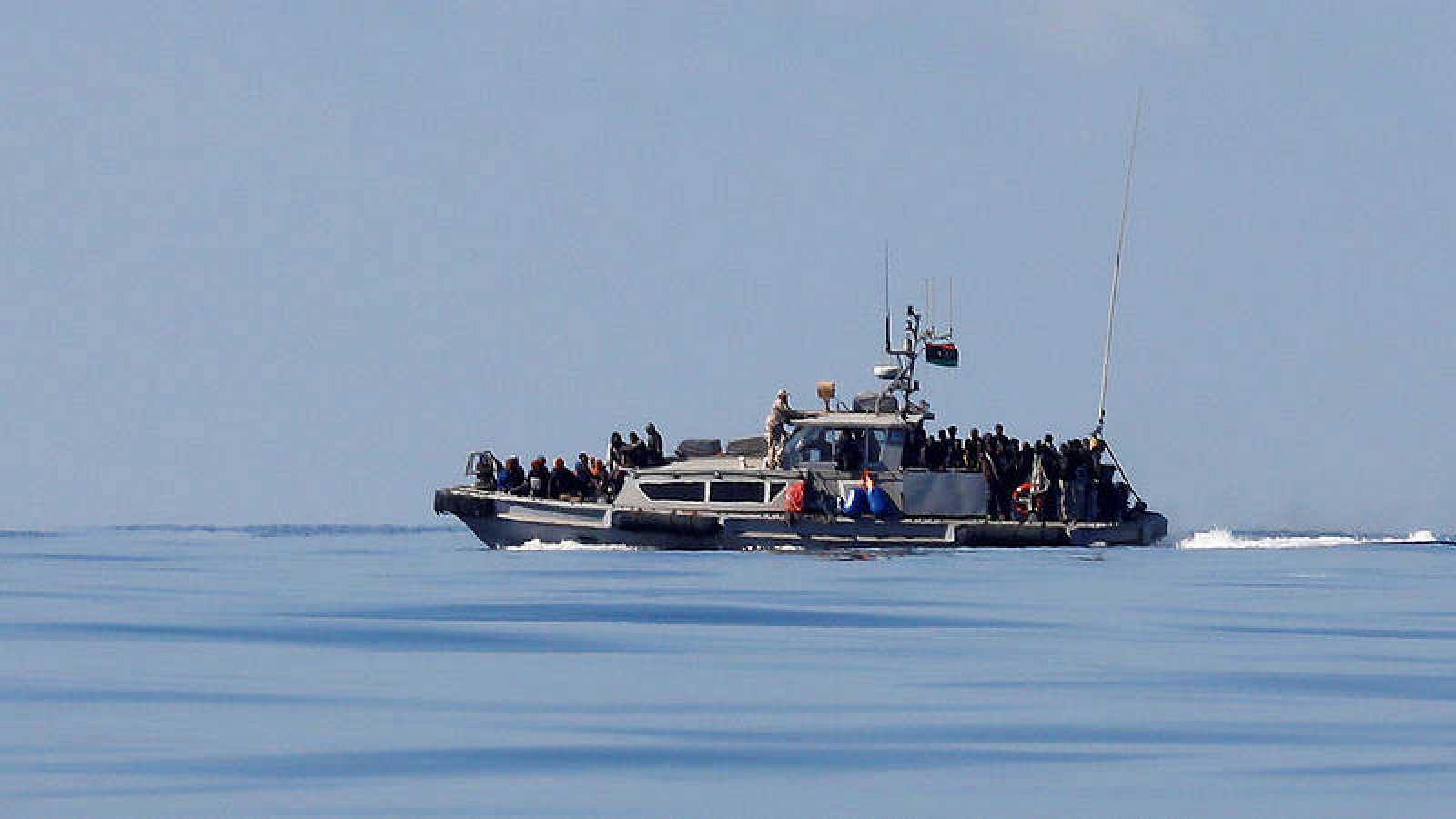 Imagen de archivo en la que aparece un barco de los guardacostas libios con inmigrantes a bordo.