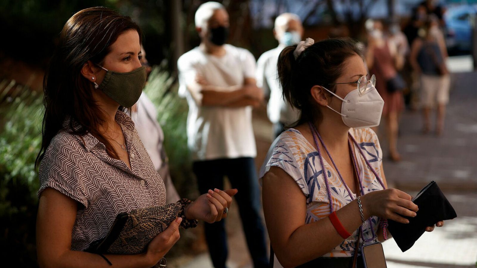 Varias personas esperan su turno para hacerse una PCR en el Centro de Salud de Los Ángeles, en el distrito de Villaverde, en Madrid.