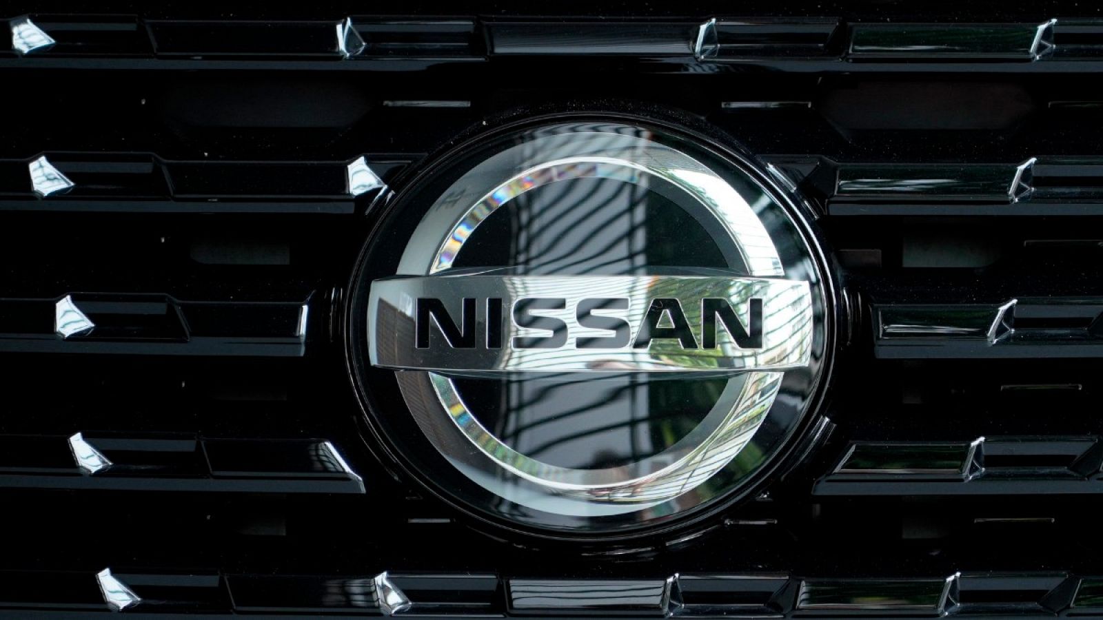 Logo de Nissan sobre un vehículo