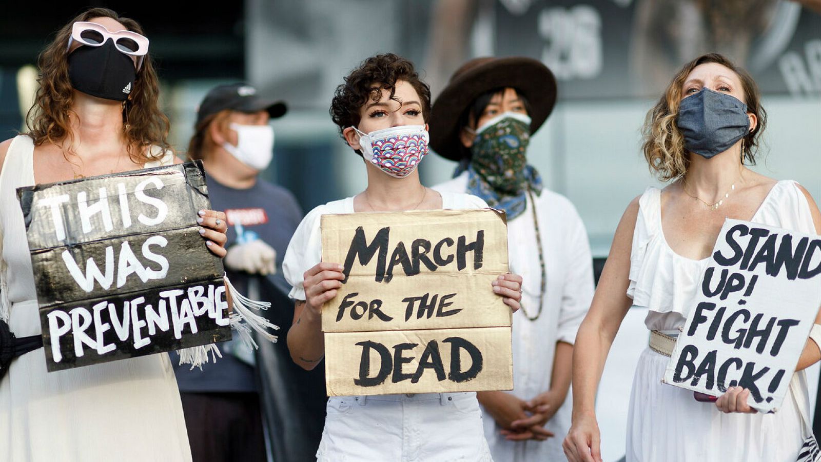 Personas se reúnen para una vigilia y una 'Marcha por los Muertos' por las víctimas de la pandemia de coronavirus, en Brooklyn, Nueva York, EE. UU.