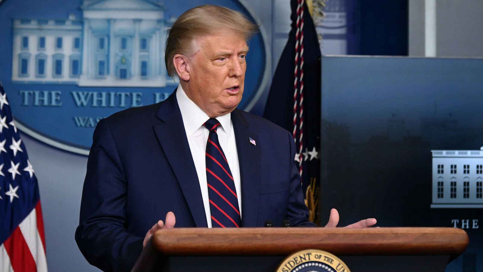 El presidente de los Estados Unidos, Donald Trump, ofrece una conferencia de prensa sobre los últimos desarrollos de la enfermedad por coronavirus (COVID-19), en la Sala de Prensa Brady de la Casa Blanca en Washington, Estados Unidos.