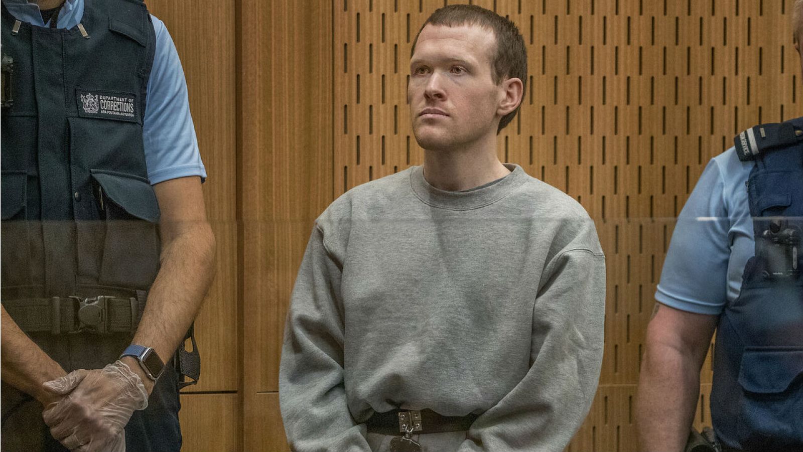 Brenton Tarrant, artífice de matar a 51 musulmanes en los ataques a la mezquita de Christchurch, durante su sentencia en el Tribunal Superior de Christchurch, Nueva Zelanda.