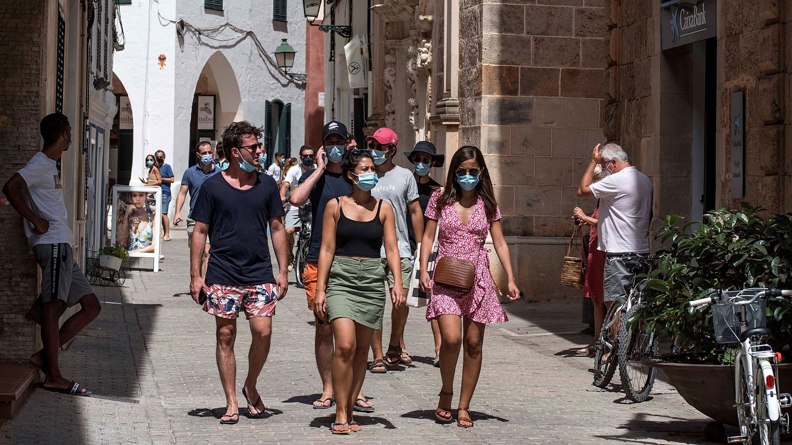 Turistas pasean por el casco antiguo de Ciutadella, en Menorca.