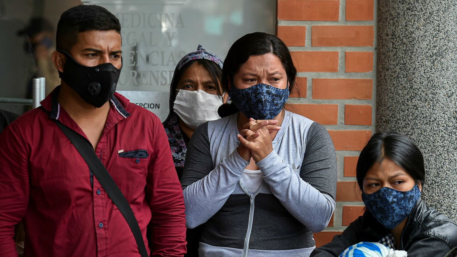Personas con mascarilla en Colombia. 