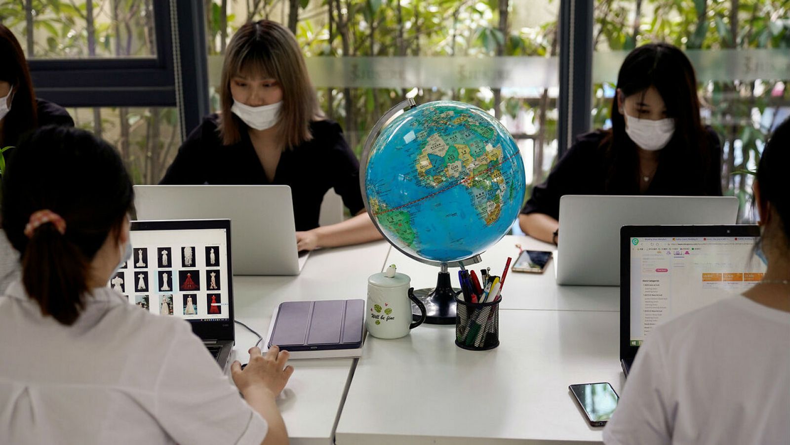 Trabajadores e una empresa en Suzhou, provincia de Jiangsu, China.