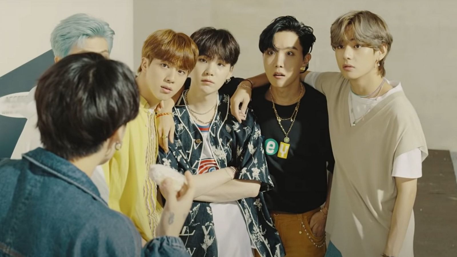 El grupo surcoreano BTS en el videoclip de "Dynamite"