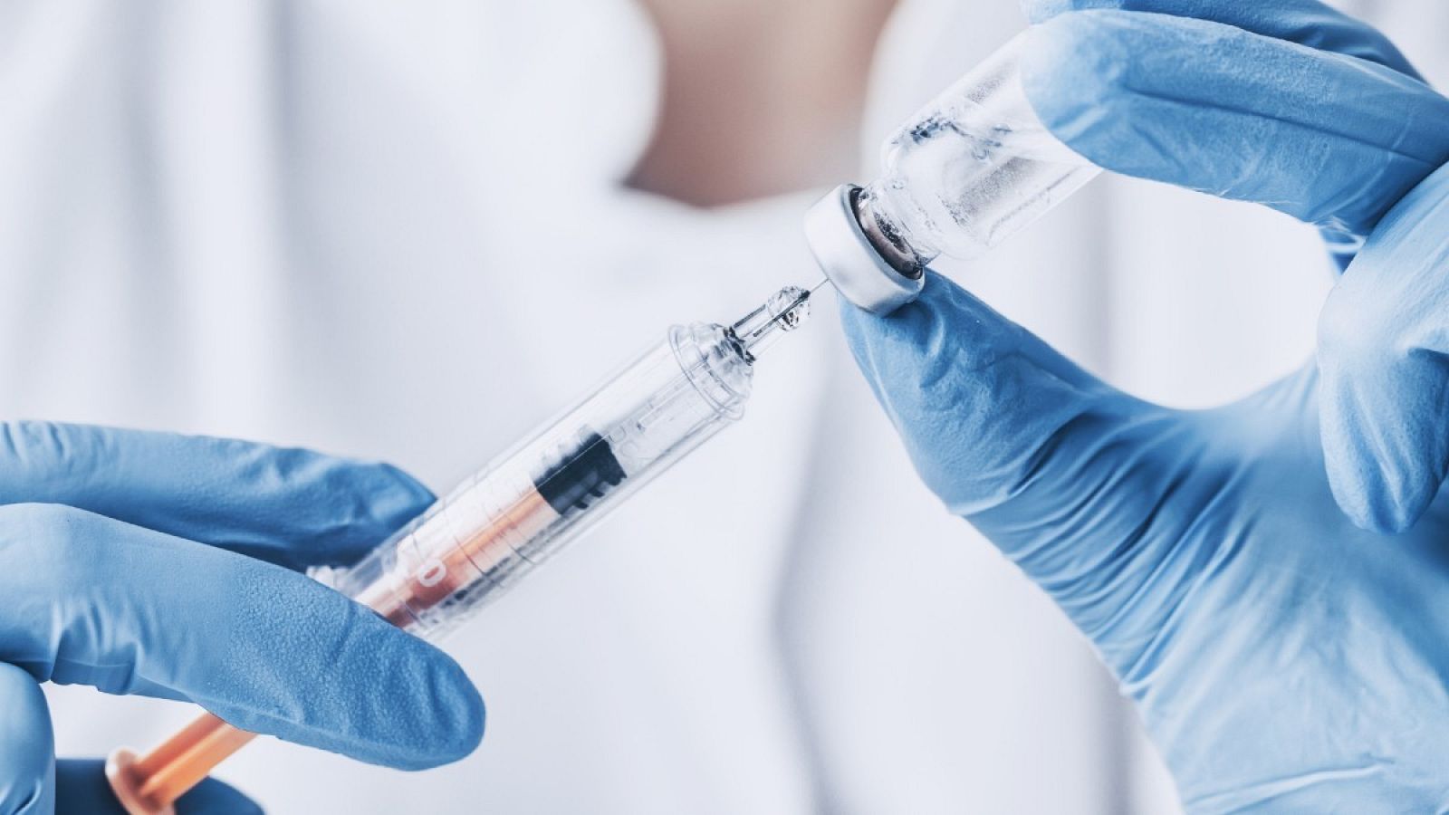 Un sanitario prepara una dosis de vacuna, en una imagen de archivo