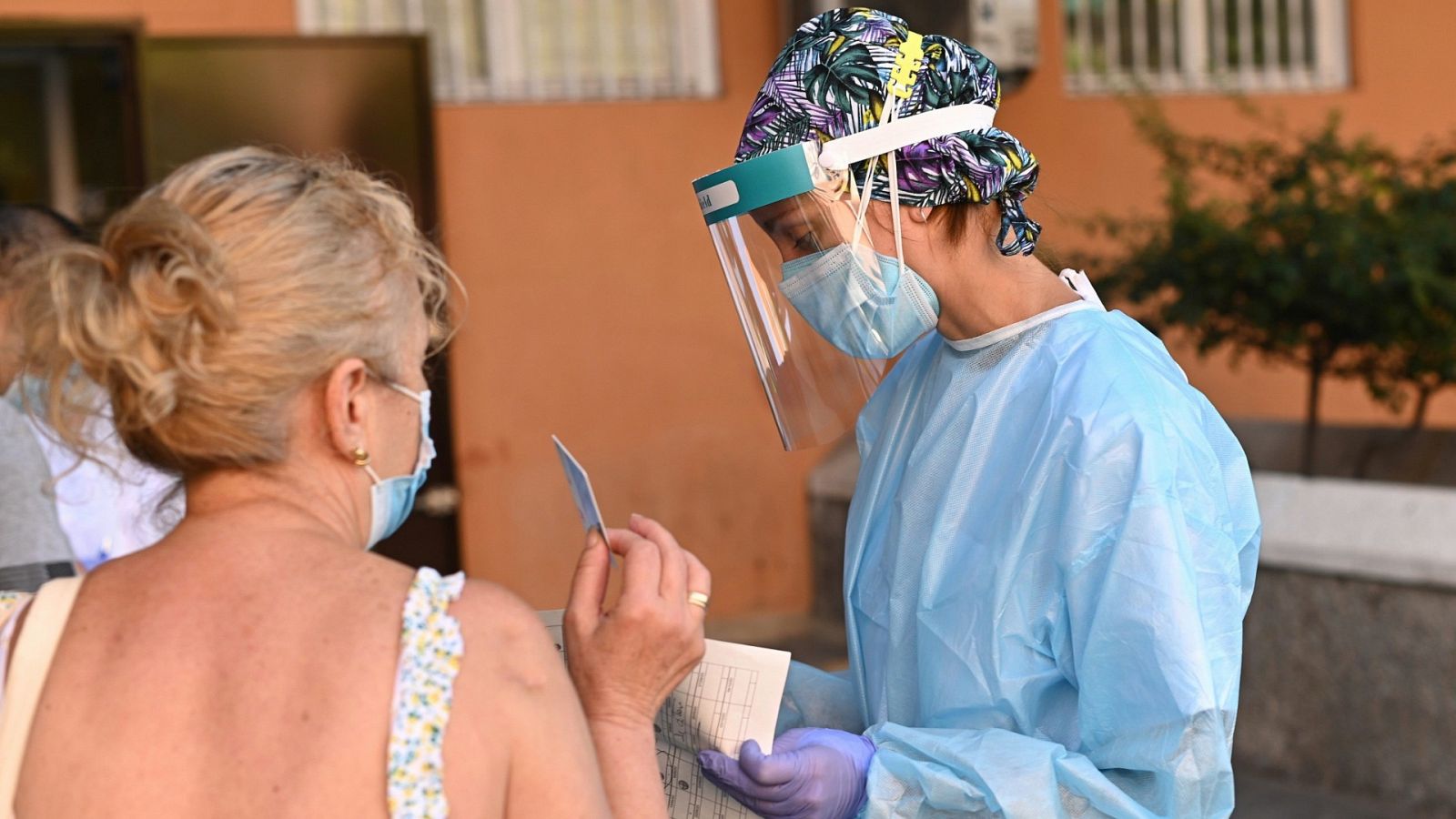 Una sanitaria atiende a una mujer en un centro de salud de Carabanchel