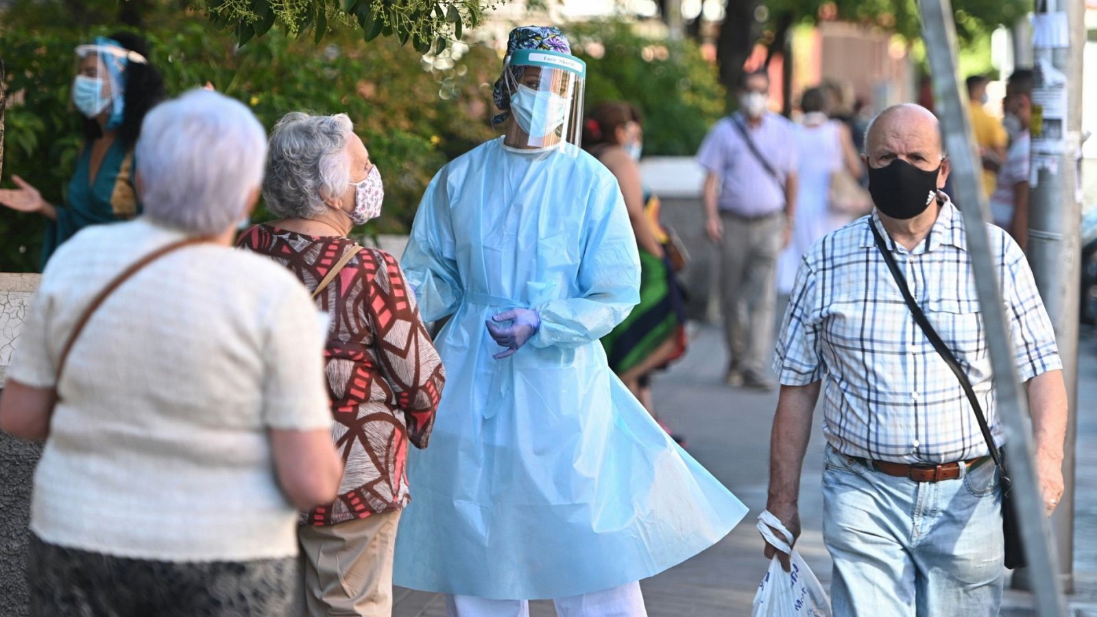 Varias personas esperan su turno para las pruebas aleatorias de PCR en el Centro de Salud Abrantes en el distrito de Carabanchel en Madrid