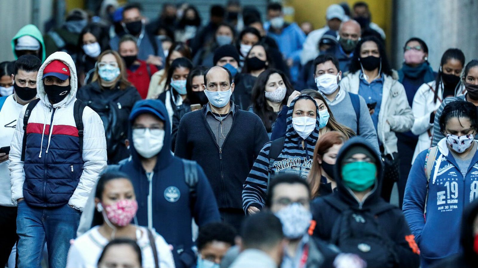 Decenas de personas protegidas con mascarilla caminan en la zona sur de Sao Paulo (Brasil). Brasil