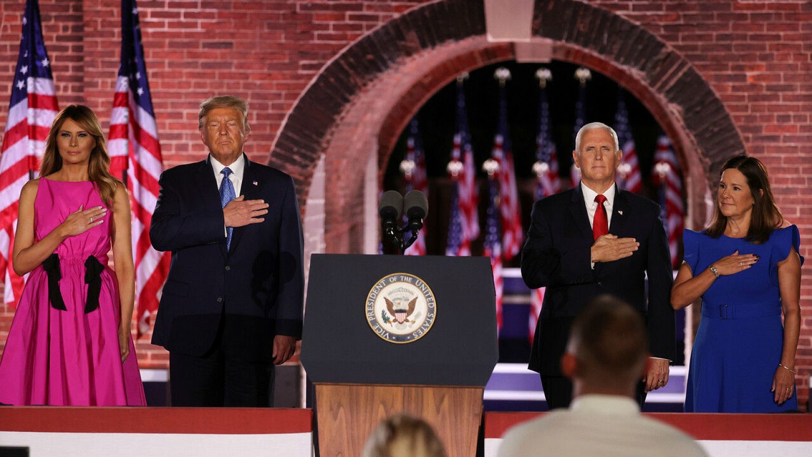 El vicepresidente de los Estados Unidos, Mike Pence, está acompañado en el escenario por el presidente de los Estados Unidos, Donald Trump, la primera dama, Melania Trump, y su esposa, Karen Pence, después de pronunciar su discurso en la Convención N