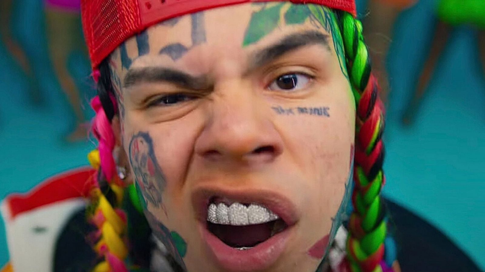 6ix9ine en el videoclip de "Gooba"