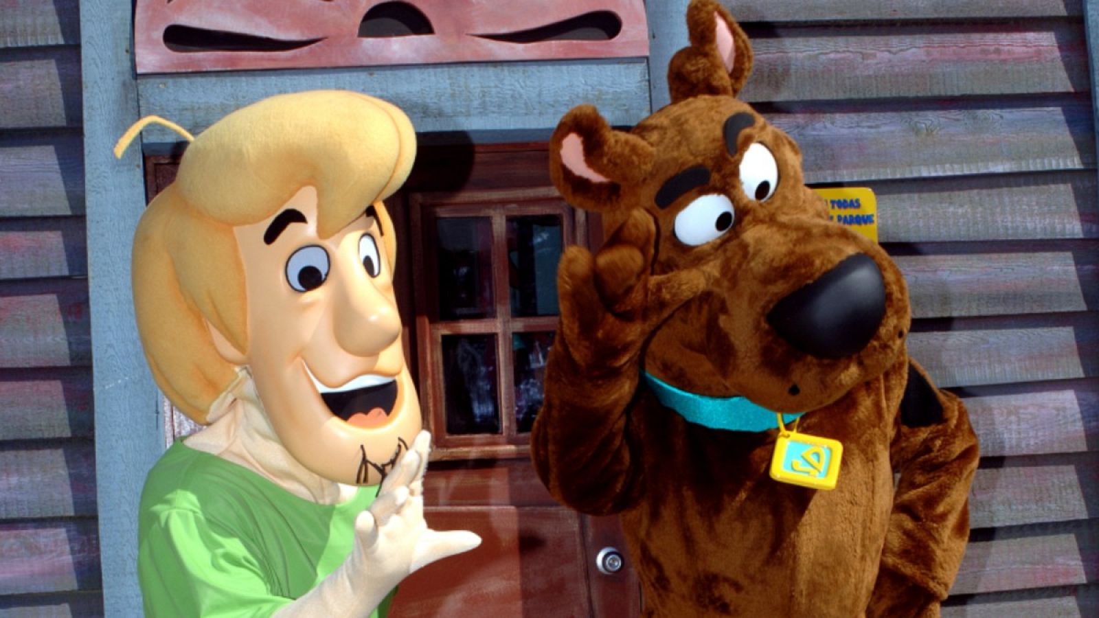Los muñecos de Scooby Doo y Shaggy (i) durante la inauguración de una nueva atracción del parque temático Warner Bros Madrid en junio de 2005.