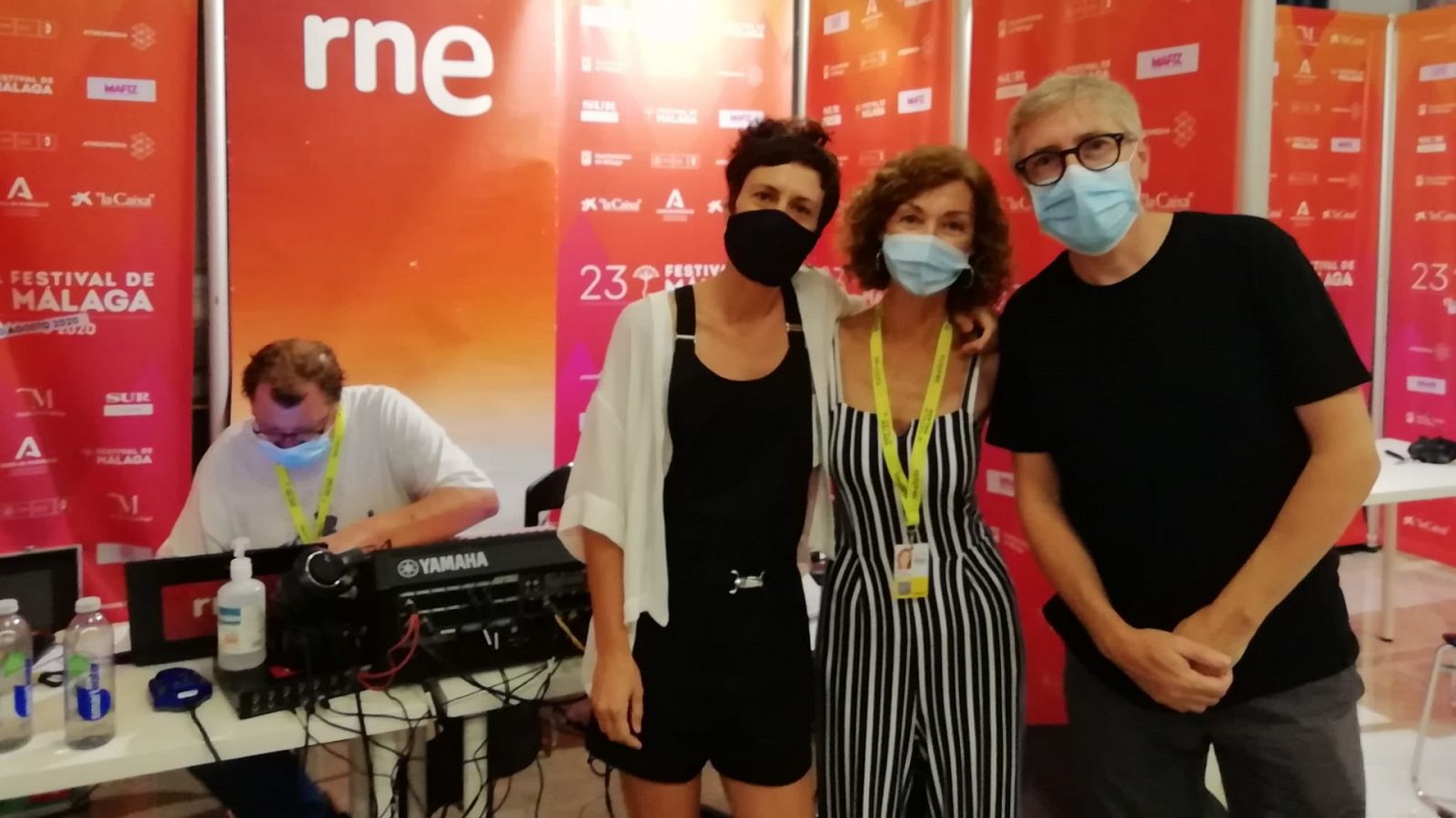 David Trueba y Anna Alarcón, con Yolanda Flores.