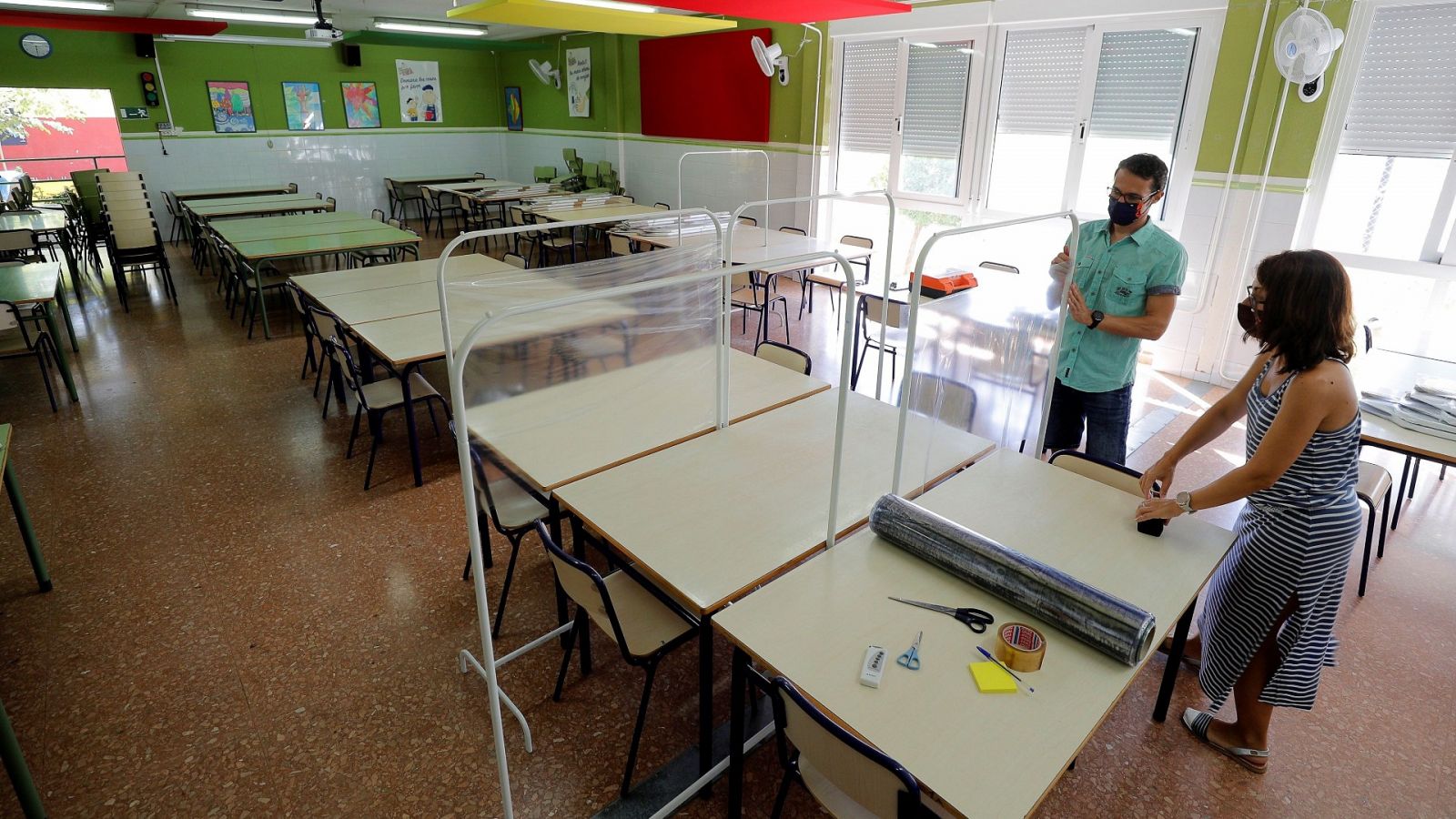 Trabajadores de un colegio público de Catarroja (Valencia) adecúan las aulas para el inicio del curso escolar.