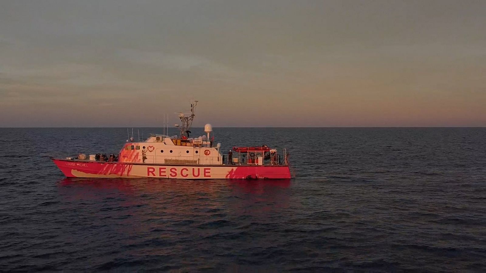 Una imagen del  'Louise Michel', el barco financiado por el artista callejero Banksy para rescatar migrantes en el Mediterráneo.