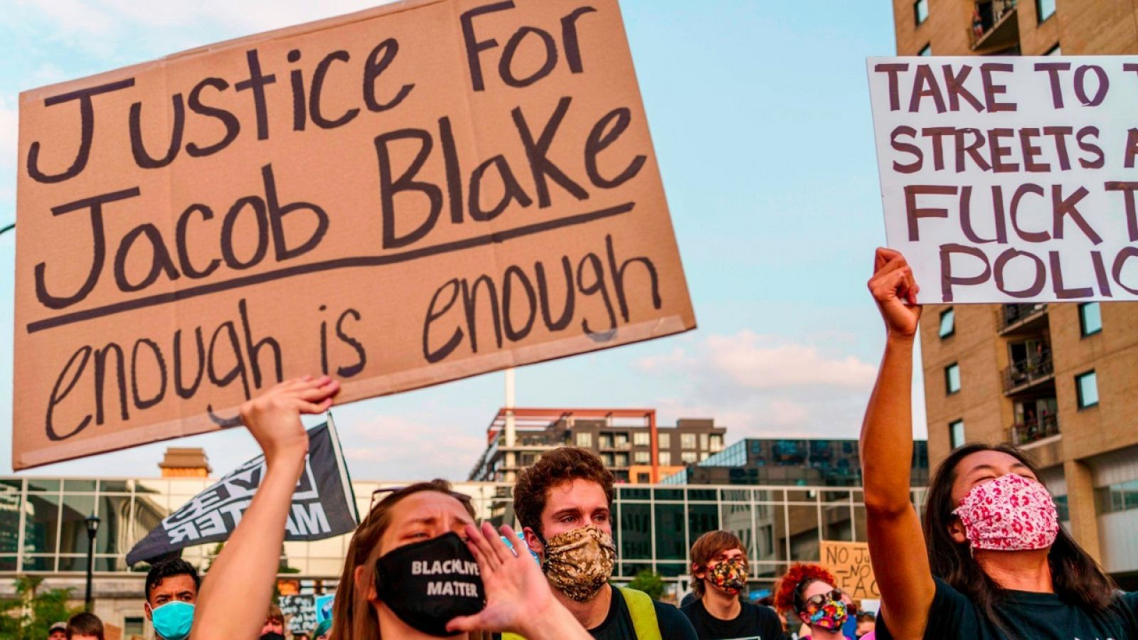 Manifestación contra la violencia policial y pidiendo justicia para Jacob Blake en Minneapolis, Minnesota.
