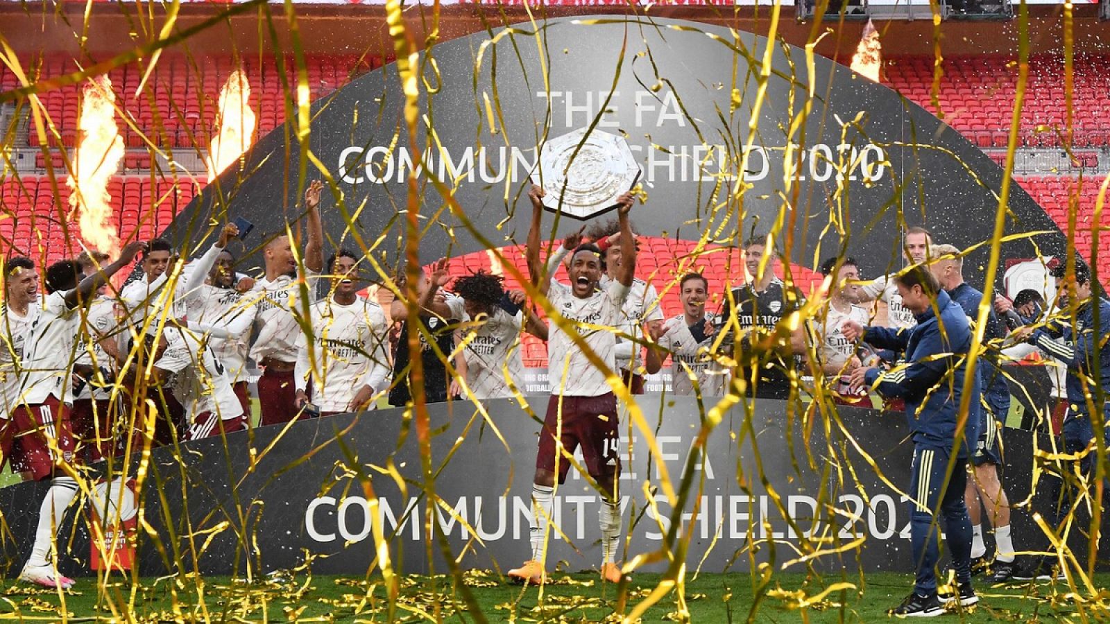 Imagen: Aubameyang levanta el trofeo de la Supercopa de Inglaterra
