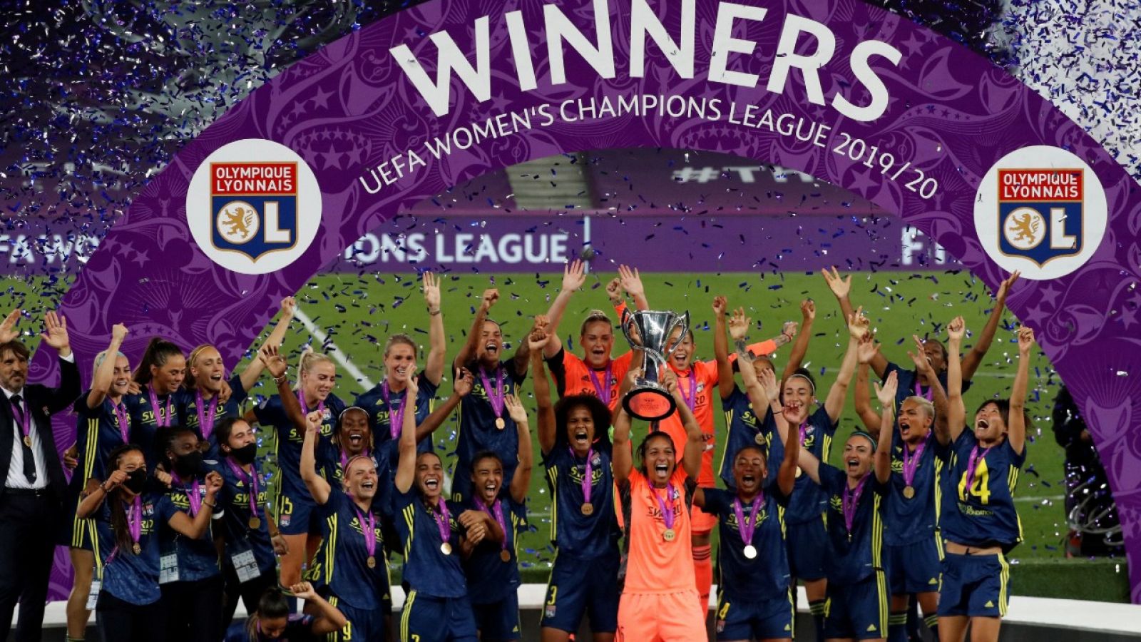 La jugadoras del Lyon celebran su título de Champions.