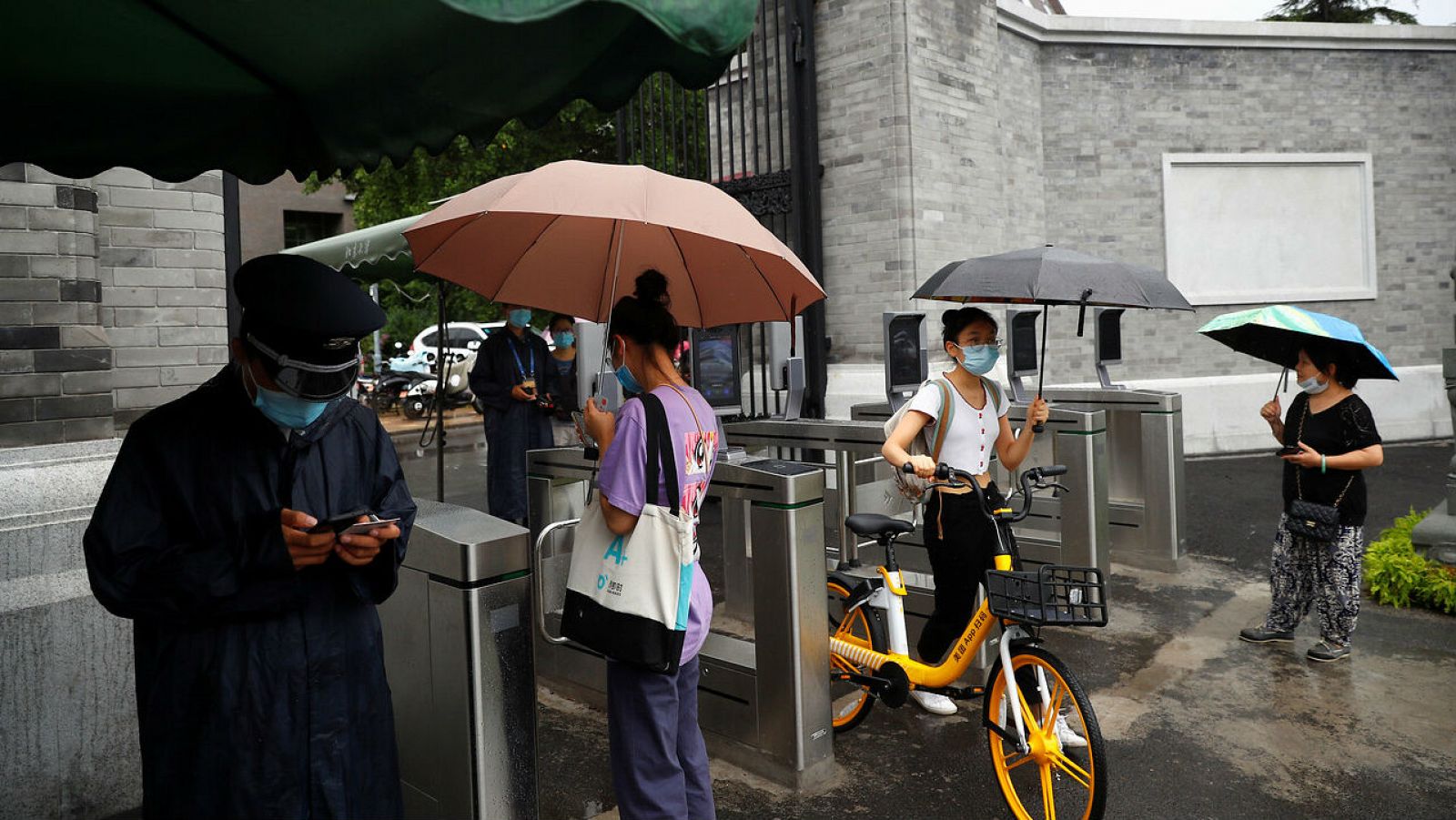 Estudiantes pasan por puertas de reconocimiento facial controladas por cámaras para ingresar a la Universidad de Pekín en Beijing, China.