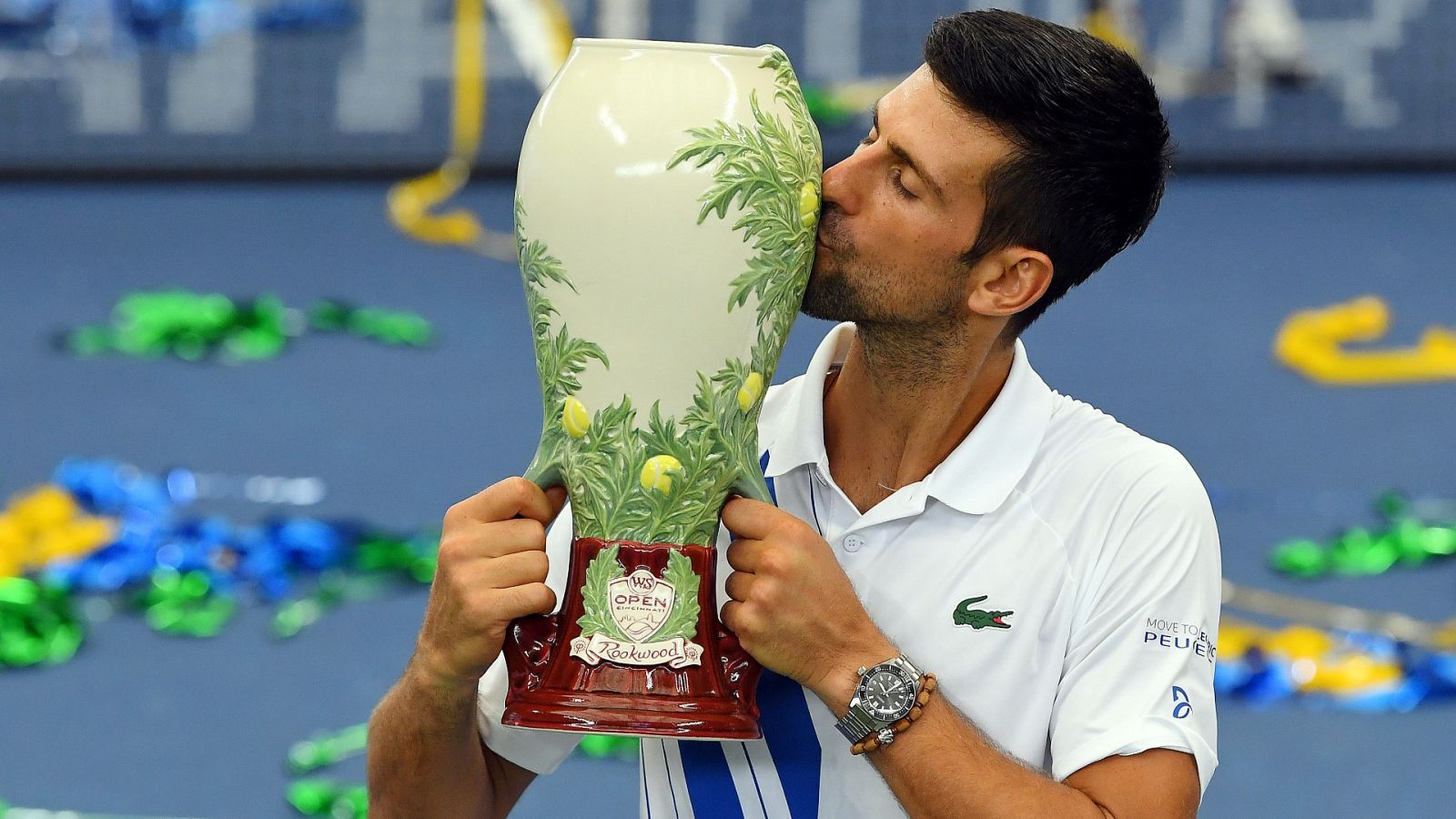 El tenista Novak Djokovic posa con el trofeo del Masters 1000 de Cincinnati