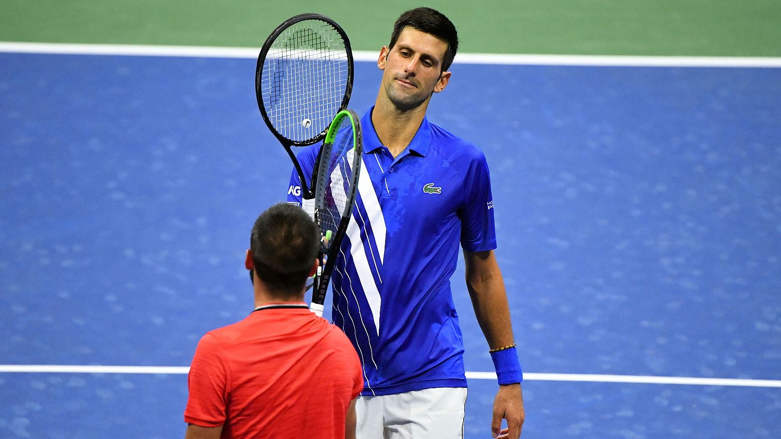 Novak Djokovic choca la raqueta como saludo al bosnio Dzumhur.