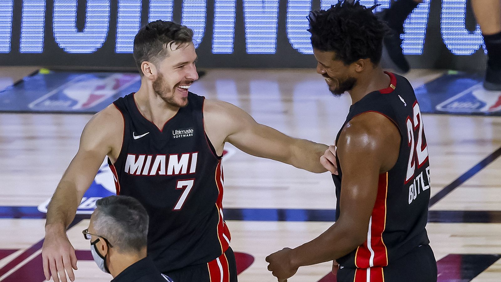 Jimmy Butler (d) y Goran Dragic (i) celebran la victoria de Miami.