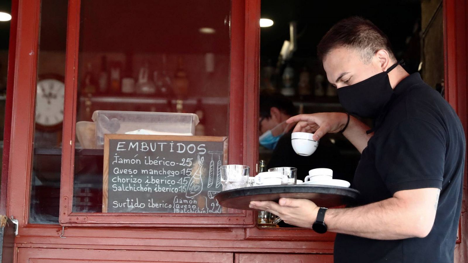 Un camarero trabaja en un bar del centro de Madrid