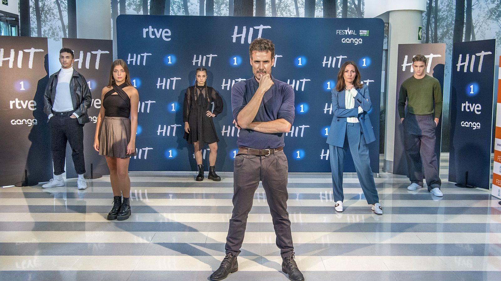 Daniel Grao, acompañado por el reparto de 'HIT' en la presentación de la serie en el FesTVal de Vitoria.