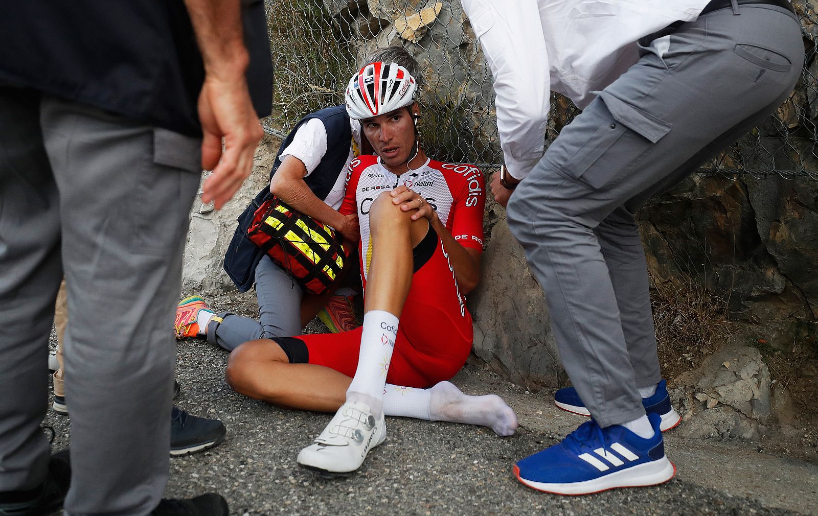 Imagen del ciclista Anthony Pérez (Cofidis) tras la caída que le obligó a abandonar el Tour de Francia 2020.