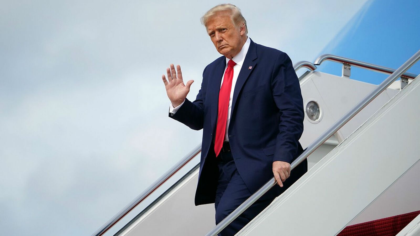 El presidente de los Estados Unidos, Donald Trump, se baja del Air Force One al llegar a la Base de la Fuerza Aérea Andrews en Maryland, Carolina del Norte, EE.UU.
