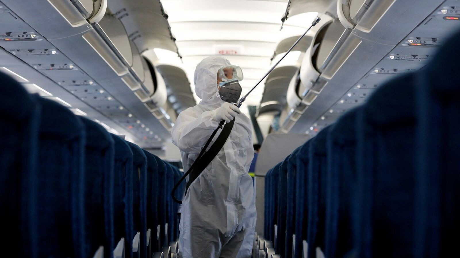 Desinfectan un avión en Vietnam. Reuters/Kham