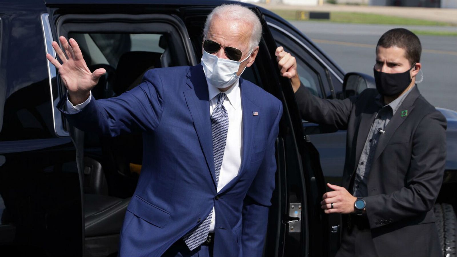 El candidato demócrata a la presidencia de los Estados Unidos, Joe Biden, saluda al llegar al aeropuerto del condado de New Castle para su viaje a Kenosha, Wisconsin, EE.UU.