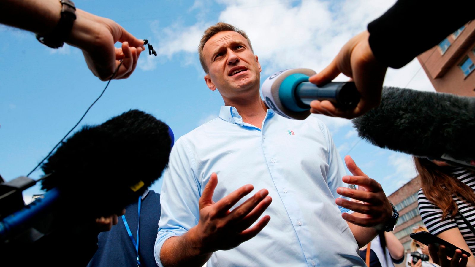 Alexei Navalni con periodistas durante una manifestación