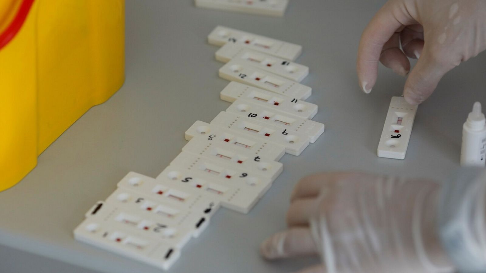 Kits para pruebas de sangre a docentes y personal en una escuela de Ronda, Málaga. REUTERS/Jon Nazca