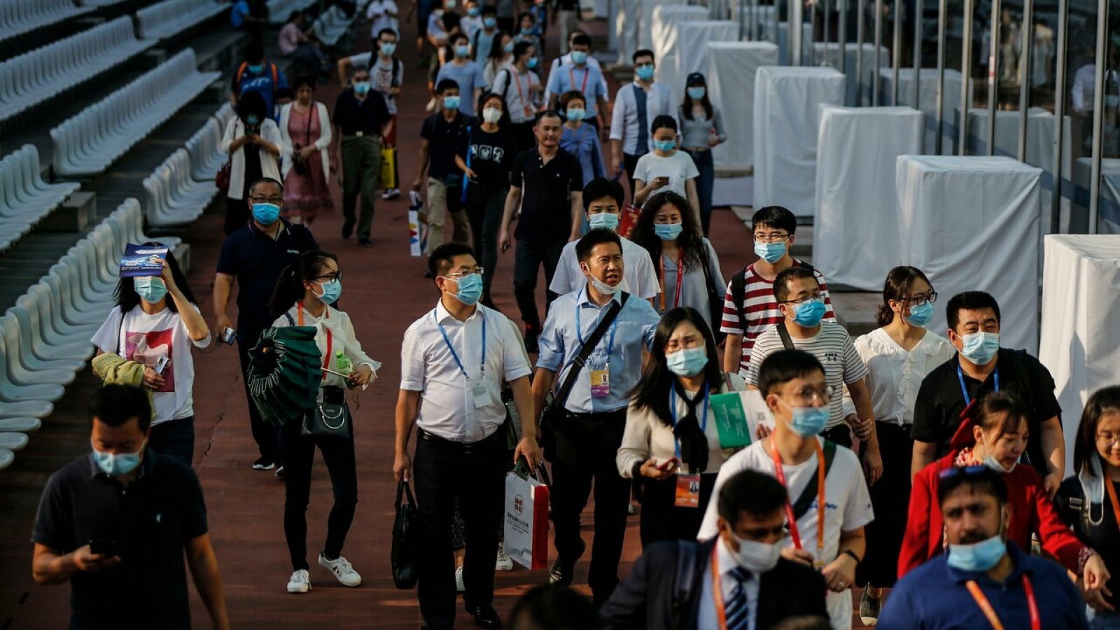 Asistentes a una feria internacional en Pekín. EFE/EPA/WU HONG