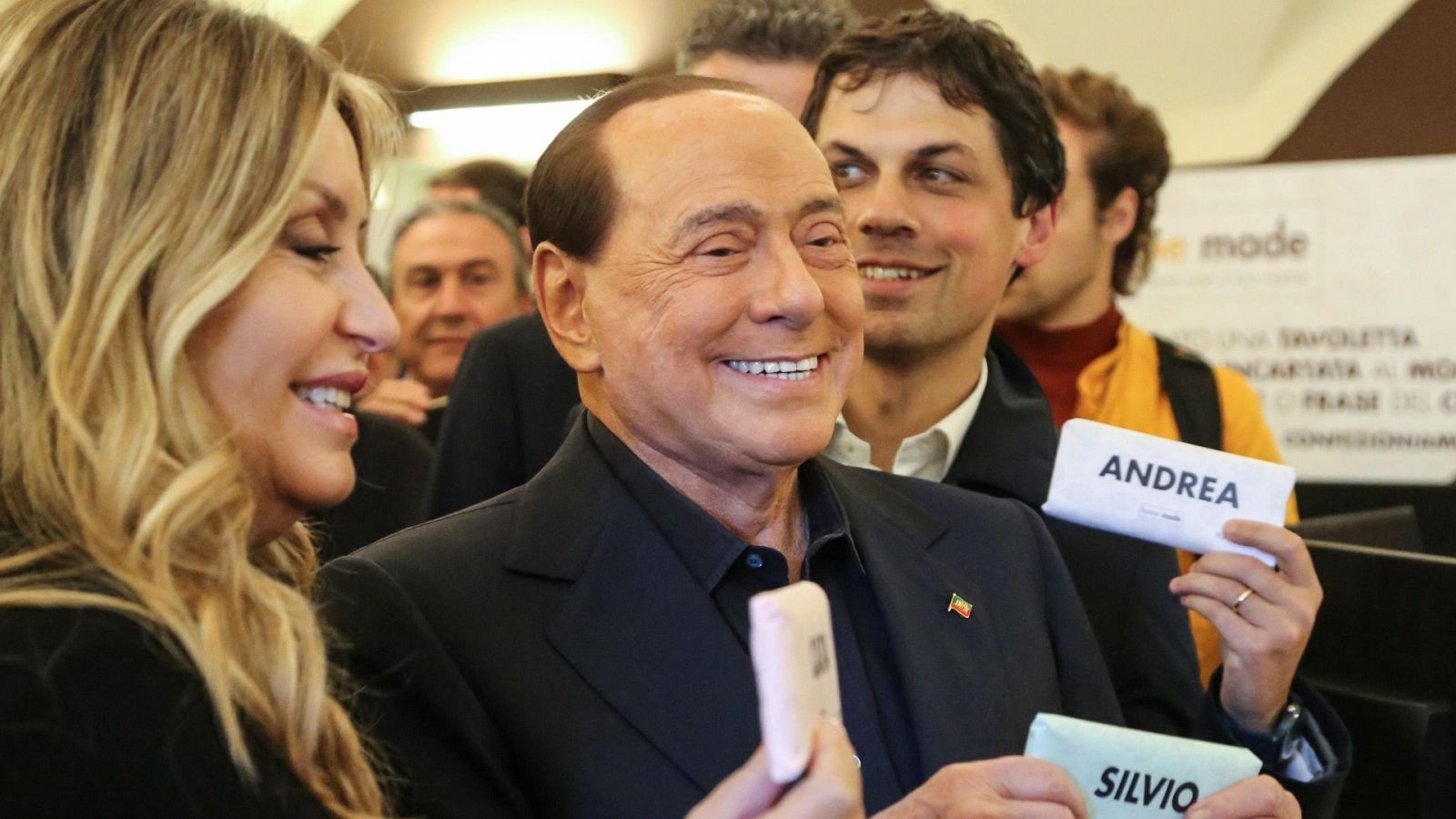 Silvio Berlusconi visita un laboratorio de chocolate en Perugia, Italia