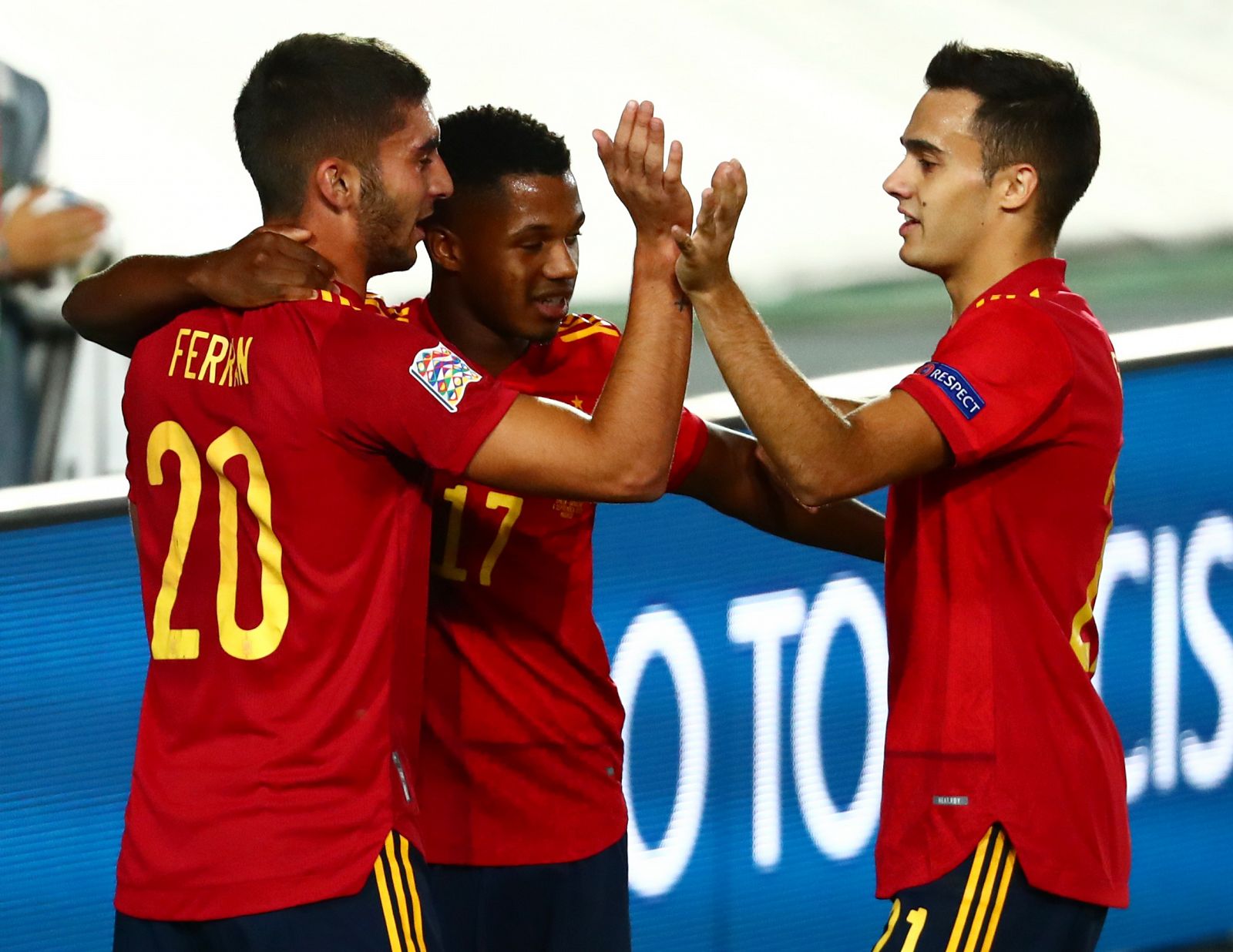 Ferrán Torres celebra su gol con Ansu Fati y Reguilón.