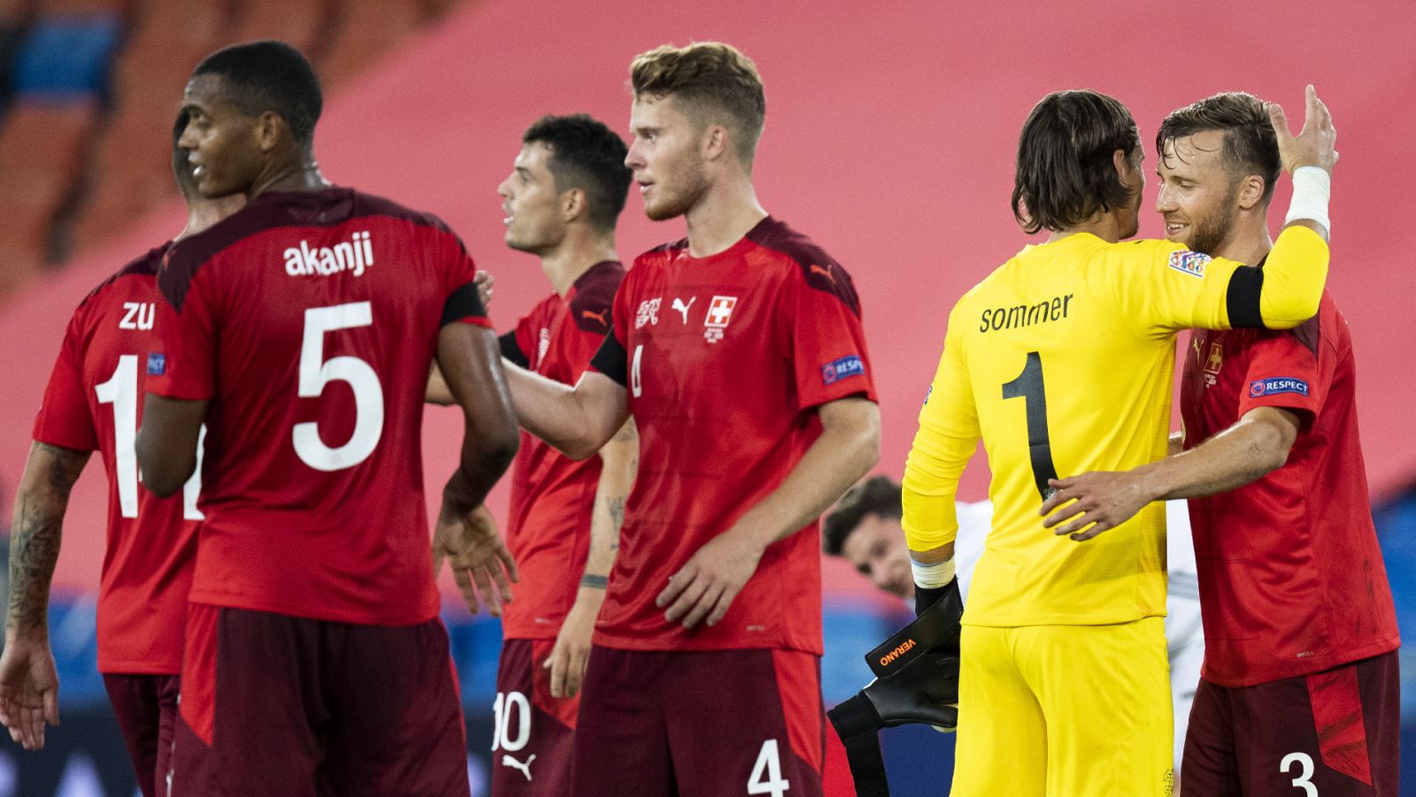 Imagen: Los jugadores de la selección suiza celebran el empate 