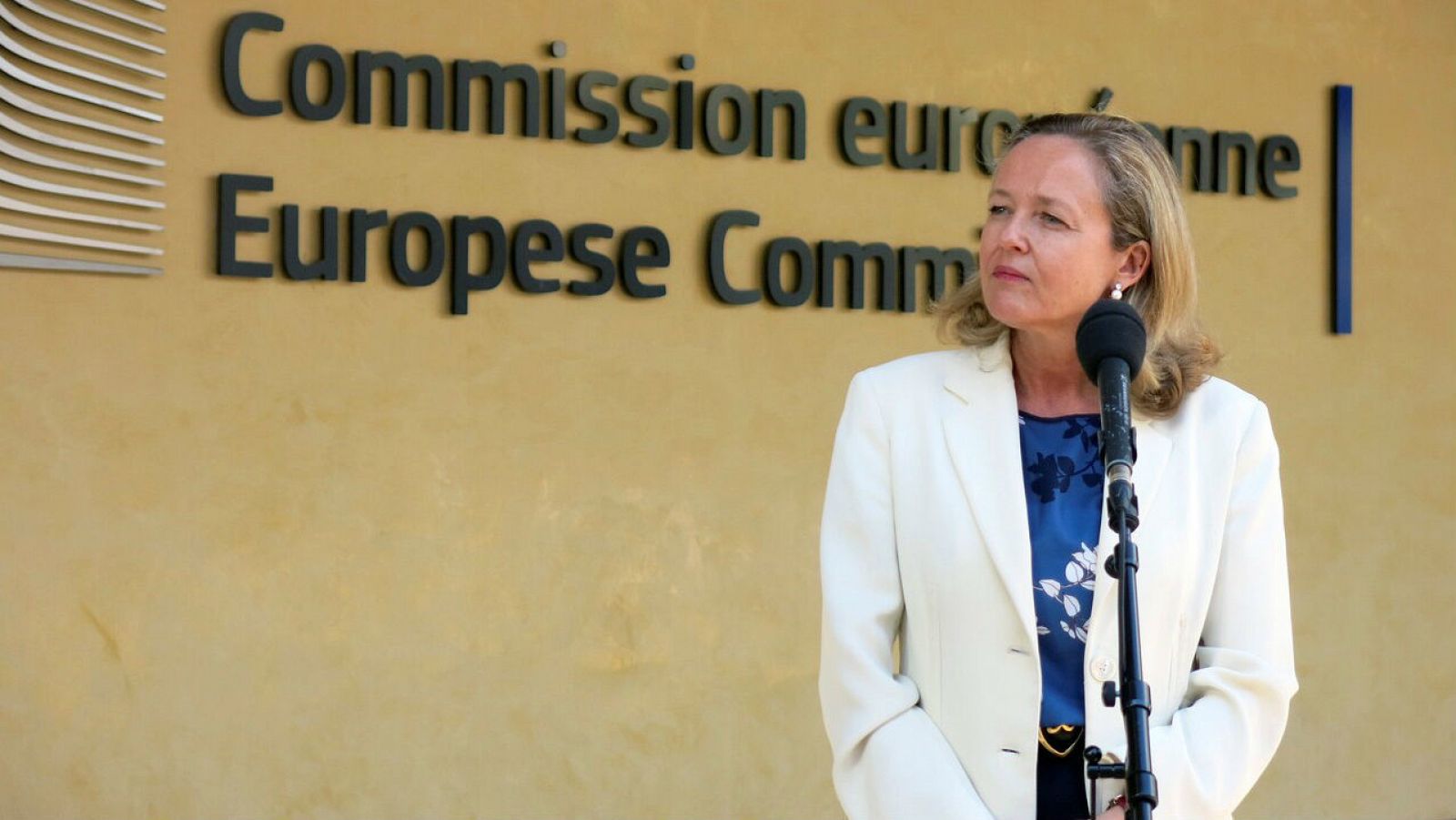 La ministra de Economía y vicepresidenta tercra del Gobierno, Nadia Calviño, atiende a los medios durante su visita este lunes a la Comisión Europea, en Bruselas. 