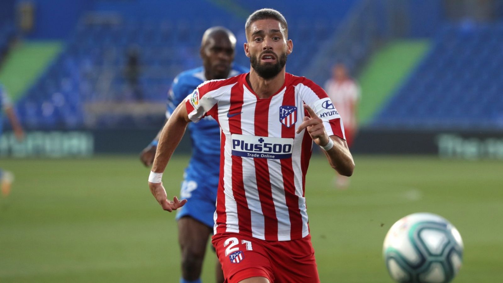 El centrocampista belga del Atlético de Madrid, Yannick Ferreira-Carrasco, persigue un balón.