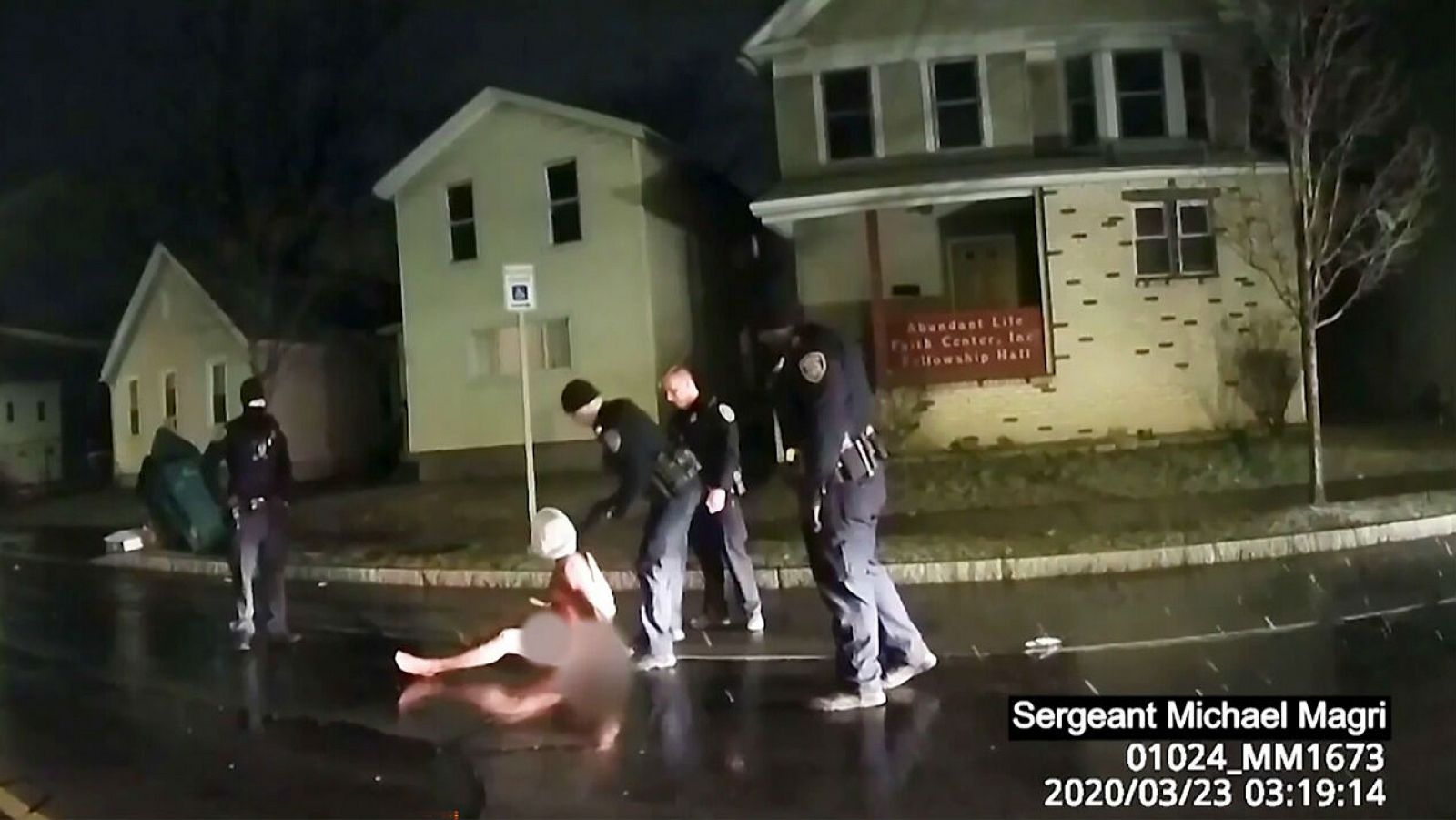 Imagen del video de la cámara corporal de la policía muestra en el momento del arresto a Daniel Prude después de ponerle una capucha en la cabeza.
