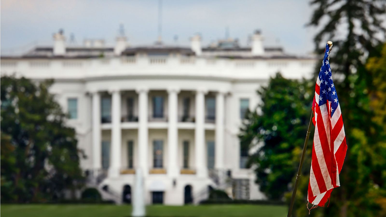 La bandera estadounidense frente a la Casa Blanca en Washington, DC., Estados Unidos.
