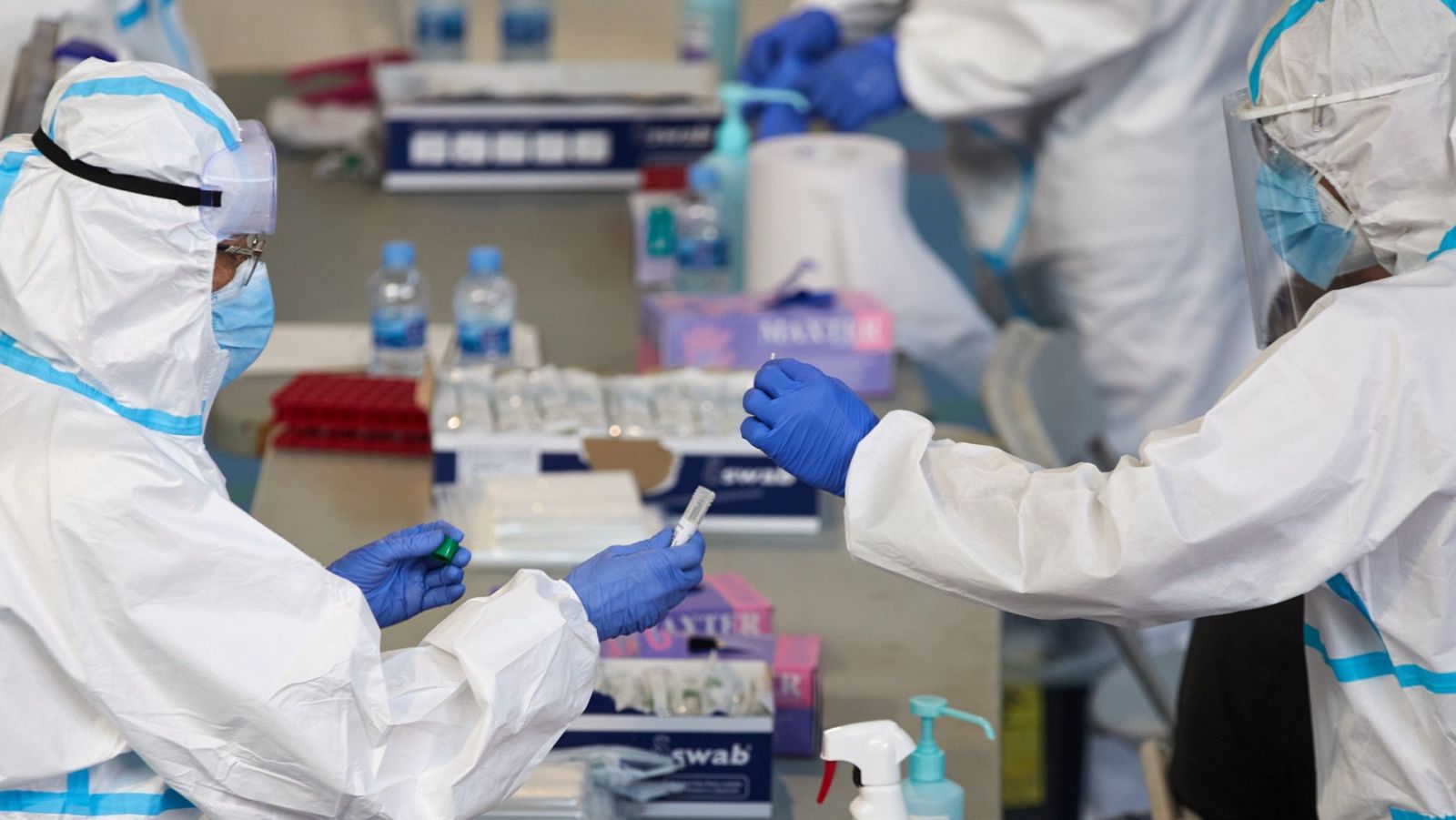 Personal sanitario realizan pruebas PCR durante la campaña de cribado masivo en Girona en Cataluña