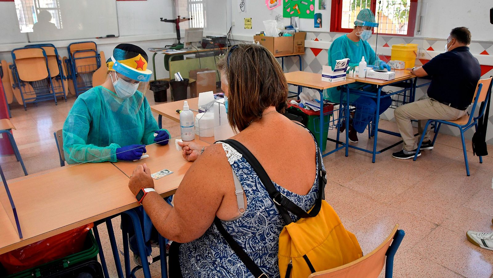 Varias enfermeras realizan las pruebas del COVID-19 en Roquetas de Mar ( Almería).