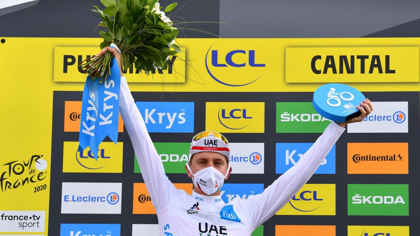  Tadej Pogaçar celebra el jersey blanco conseguido en la etapa 13 del Tour de Francia 2020