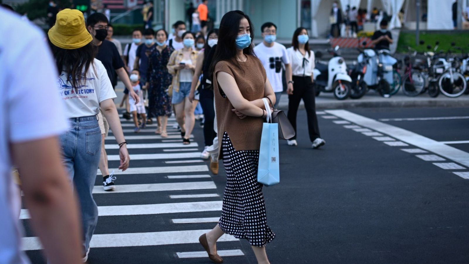 Una mujer pasea por las calles de Beijing, China.